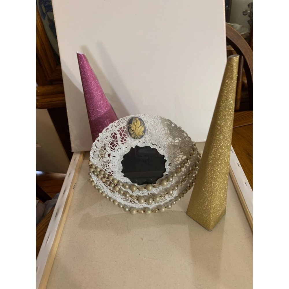 Antique frame with cameo broach and antique pearl necklace